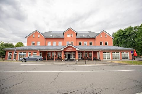 Průčelí Hotelu Hukvaldy s hlavním vchodem a restaurací