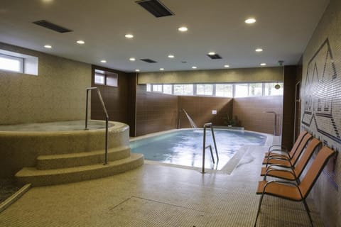 Bazén a odpočinková lehátka ve wellness